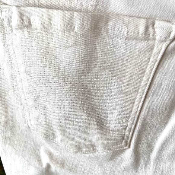 26 🔖 J BRAND Photo Ready Mid-Rise Crop Capri Jeans White Floral 8351563 $278 - Picture 11 of 12
